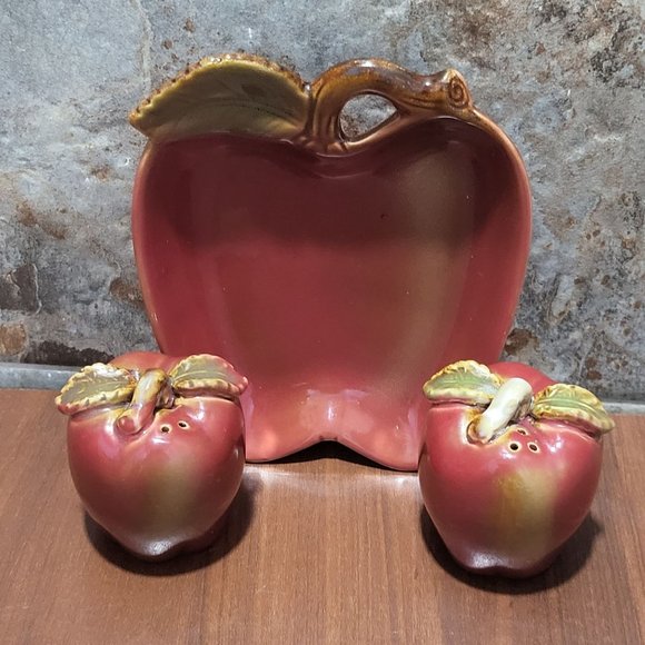 Vintage Salt and Pepper Shakers On Apple Tray - Picture 4 of 15